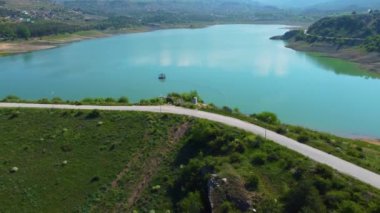 Göl kıyısında yürüyüş yolu