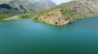 Göl ve Dağların Yanındaki Küçük Ev