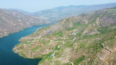 Kanyon ve Dağların yakınındaki köylerin havadan görünüşü