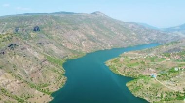 Bir Kanyon ve Nehir Havzasının Havadan Görünümü