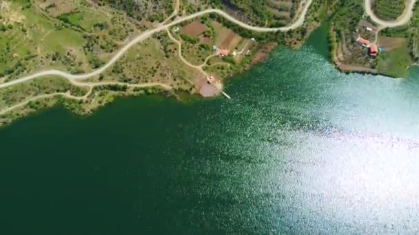 Αεροφωτογραφία Δρόμου Κοντά Φαράγγι Και Ποταμό — Αρχείο Βίντεο