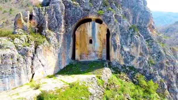 Antikes Grab Auf Einem Berg — Stockvideo