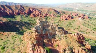 Dağ Tepesi ve Kızıl Kayalıklar 'ın üzerinde uçarken