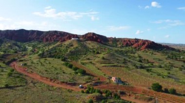 Kızıl Toprak ve Köy 'ün üzerinde uçuyor