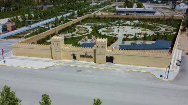 Park 'taki Yapay Şehir Duvarları ve Kuleleri