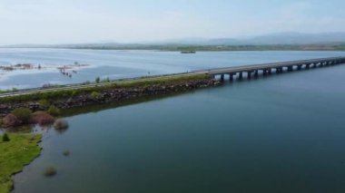 Bir Göl Üzerindeki Köprü ve Geçen Arabalar