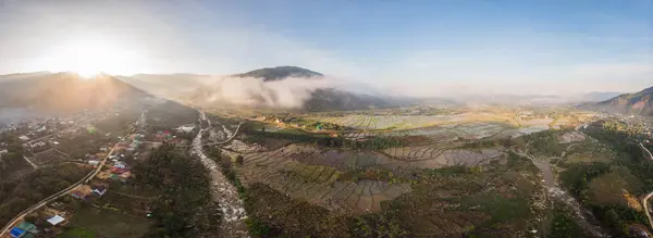 Sabahları dağ nehrinin havadan görünüşü