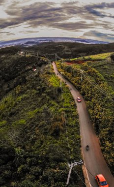 Sabahları dağların havadan görünüşü