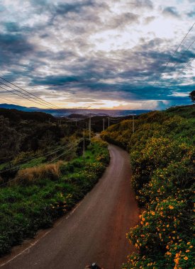 Sabahları dağların havadan görünüşü
