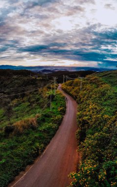 Sabahları dağların havadan görünüşü
