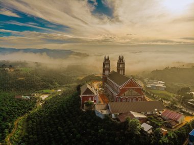 Sabahları dağların havadan görünüşü