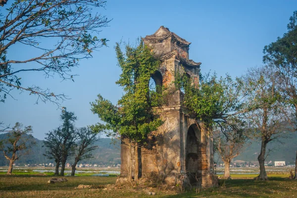 Parktaki tapınak.