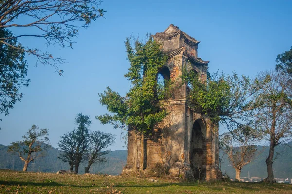 Tayland 'da terk edilmiş eski bir ev.