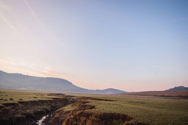 Nehir ve bulutlarla dolu güzel bir manzara