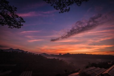 Dağlarda güzel bir gün batımı