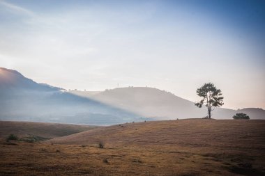 Sabah bir dağla gün doğumu.