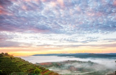  Birkaç bulutlu güzel bir vadi manzarası