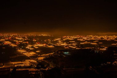  Geceleri bir sürü ışığı olan bir şehir.