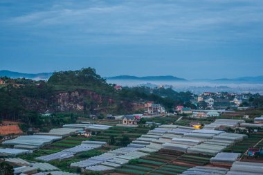  Arkasında dağ olan bir şehir.