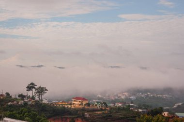 Dağlara ve bulutlara bak.