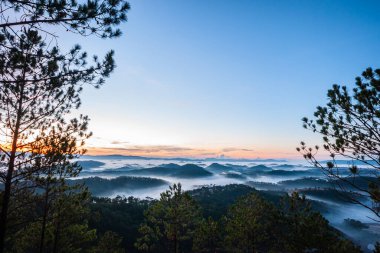  Gün batımlı bir dağ manzarası