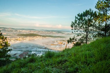  Tepeden bir şehir manzarası
