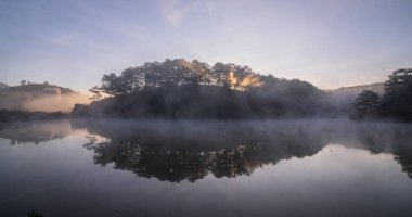 Sabah gölü olan güzel bir manzara.