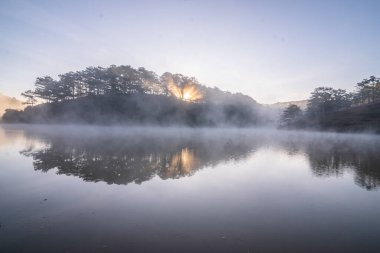 Nehir ve gölü olan güzel bir manzara.