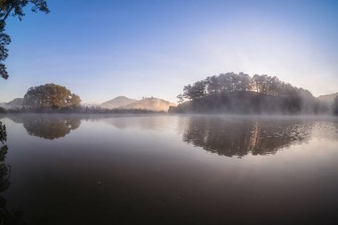 Güneşin doğuşu sabah sisi