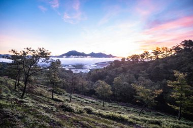 Dağların üzerinden gün doğumu