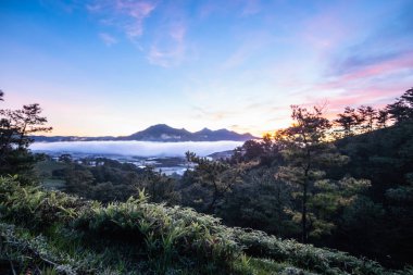 Dağların üzerinde güzel bir gün doğumu