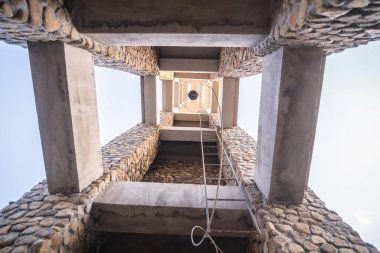 Penceresi olan modern bir bina