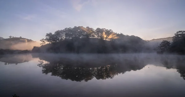 Sabah gölü olan güzel bir manzara.