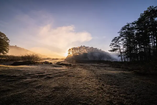 sisli bir sabahta gün doğumu