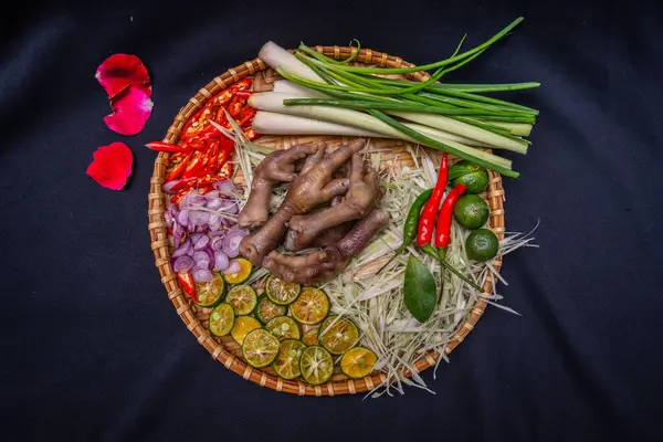 Baharatlı taze Tayland sebze salatası.
