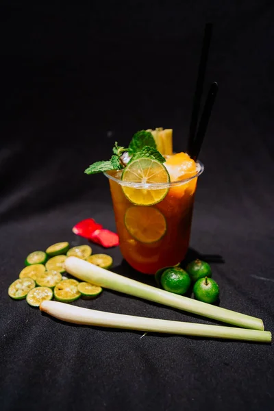 Cocktail Com Laranja Menta Limão — Fotografia de Stock
