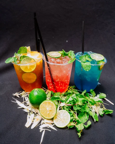 Kokteyl limon, nane ve buz ile