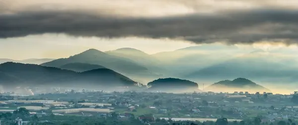多山多雾的美丽风景 — 图库照片