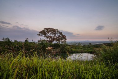Akşam gölde güzel bir gün batımı.