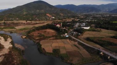 Sabah köyün havadan görüntüsü.