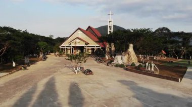 Tayland adasının dağlarındaki kilise.