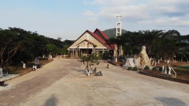 Sabah Bakire Meryem 'in kilisesinin manzarası. Kutsal İncil 'deki leydimizin tapınağı, köyde.
