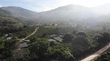 Vadinin sabahında kutsal vadideki dağların güzel manzarası.