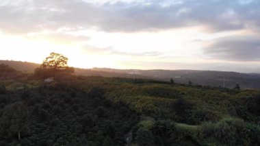 Dağların ardında güzel bir gün batımı