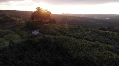 Gölün üzerinde güzel bir gün batımı