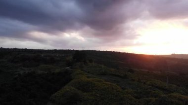 Dağların ardında güzel bir gün batımı