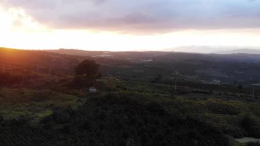 Dağların havadan görünüşü ve sabah gün batımı..