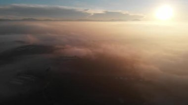 Dağların üzerinde günbatımı