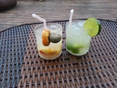 Caipiroska adı verilen kaju ve votkadan yapılan soğuk içecekler ve limon ve cachaa ile yapılan diğer bir içecek olan Caipirinha, sahilde servis edilir..