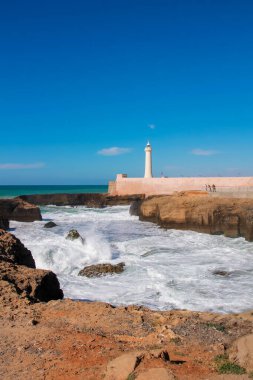 Mavi gökyüzü olan Rabat Deniz Feneri